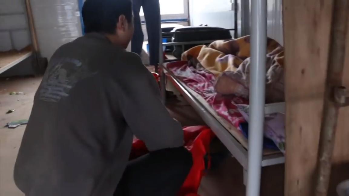 三和大神上一天玩三天，日结100吃4元的面，8块钱网吧包夜