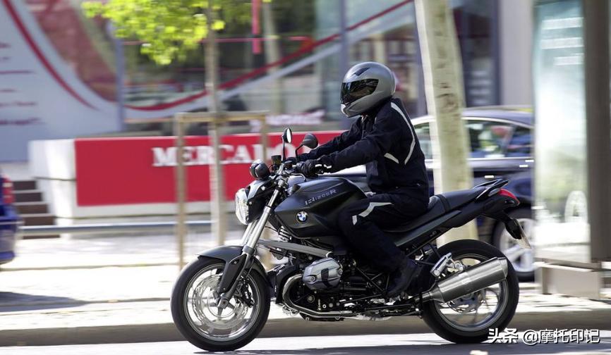 为什么骑摩托车不堵车,骑摩托为什么要低着头