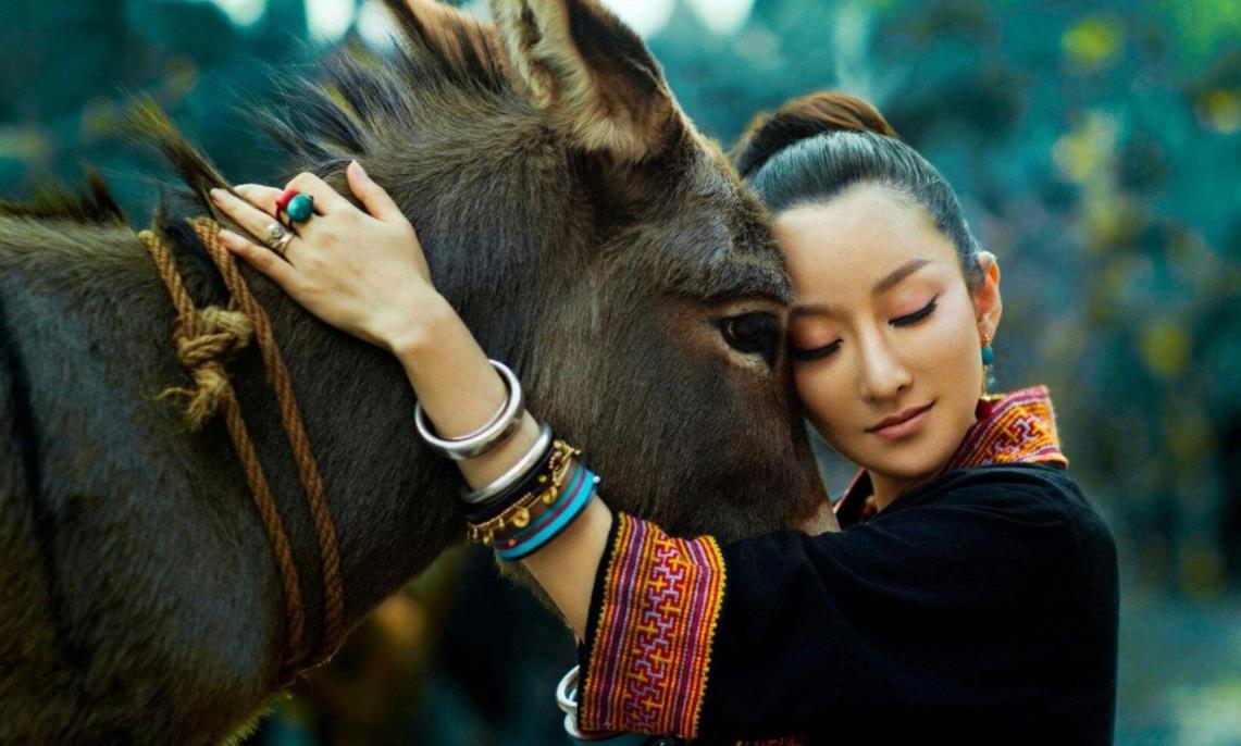 萨顶顶的“假唱转话筒事件”,萨顶顶假唱转话筒事件视频