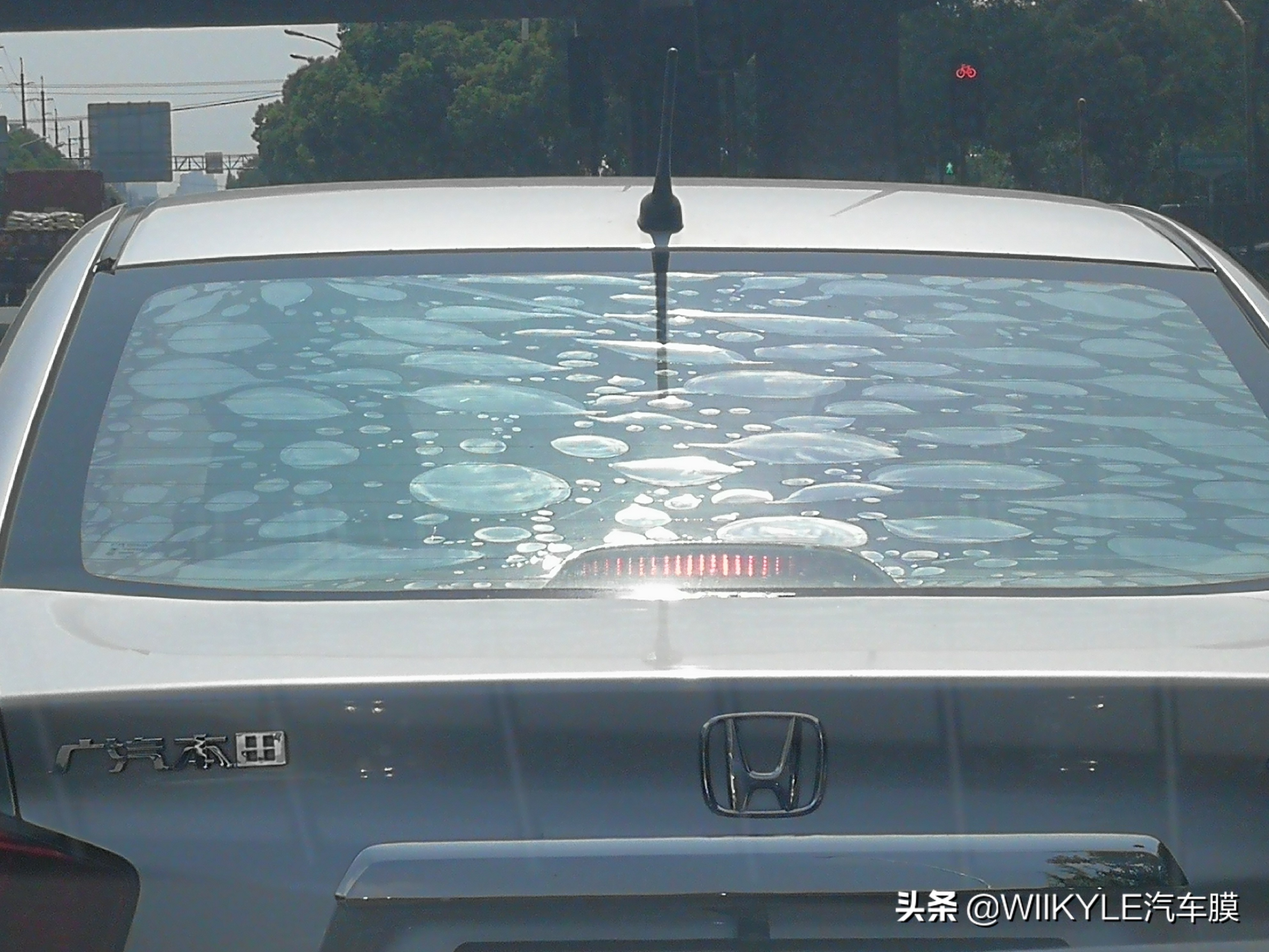 贴膜上的气泡为什么会自动消失,汽车贴膜一个月为什么气泡会消失