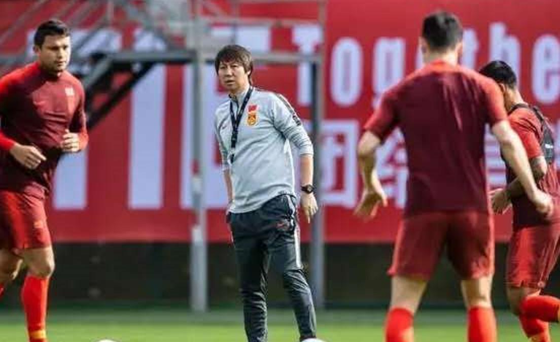 球迷微博留言骂李铁，国足的春天在哪里？