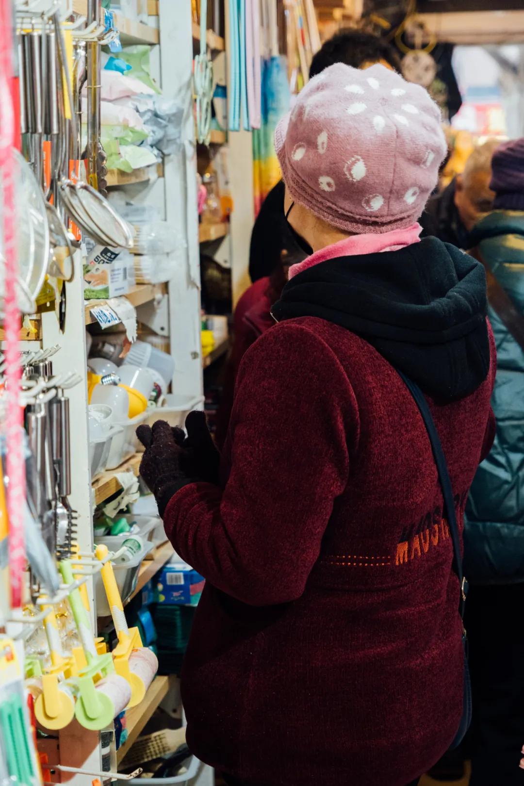 活着的两元店,2块钱能买啥?