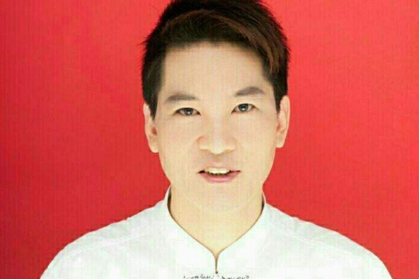 原以为知名作家被骂够狠了，直到看见他哥哥，才知啥是不要脸！