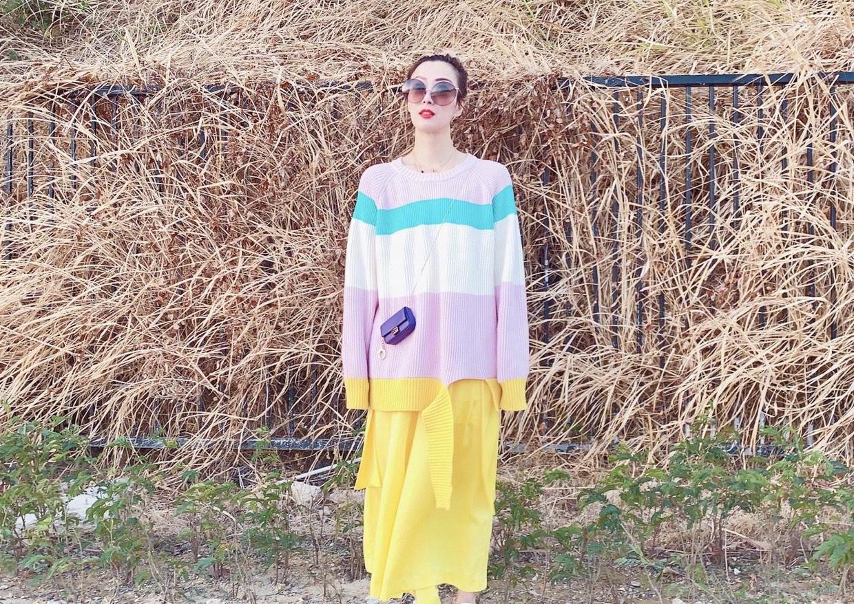 郑秀文复古潮搭,郑秀文赶时髦穿着一身朋克造型