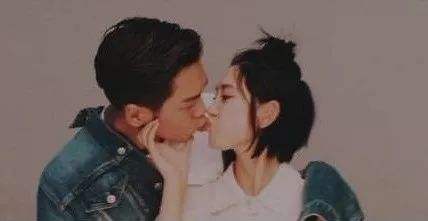 唐艺昕产女医院门口发红包庆祝,小范和唐艺昕视频