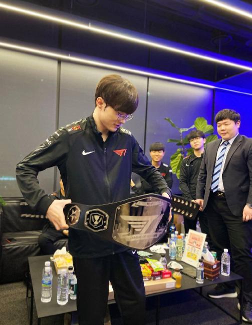 faker拿T1战旗,faker带领t1一穿四夺得第四冠