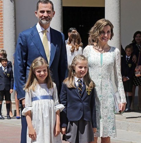 西班牙小公主穿着蓝色碎花裙,西班牙公主15岁