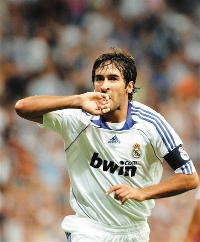 伯纳乌王子劳尔进球,一个动作帅爆全场