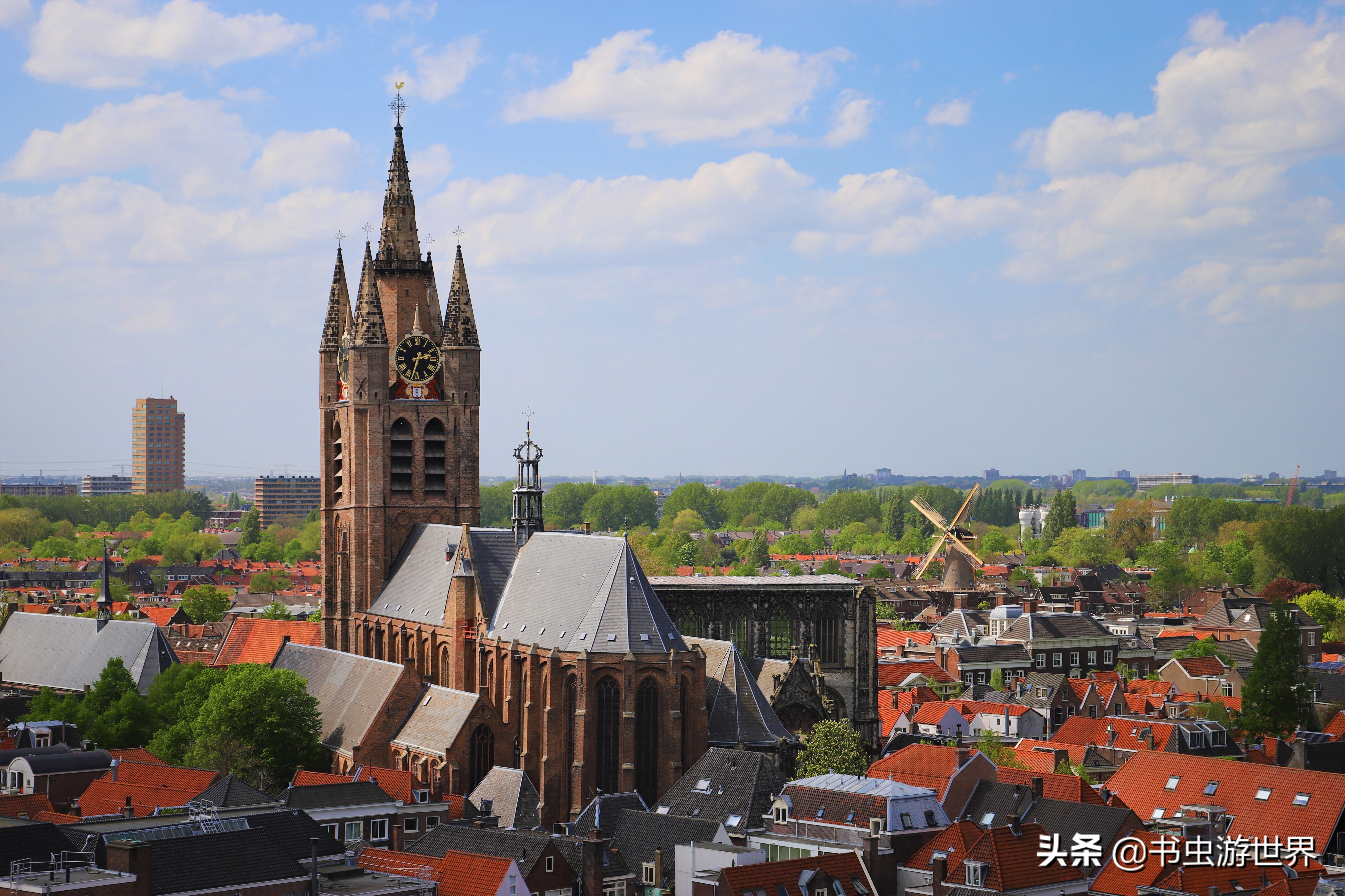 登上108米钟楼俯瞰13世纪古城，荷兰国父为何选择在这里安葬