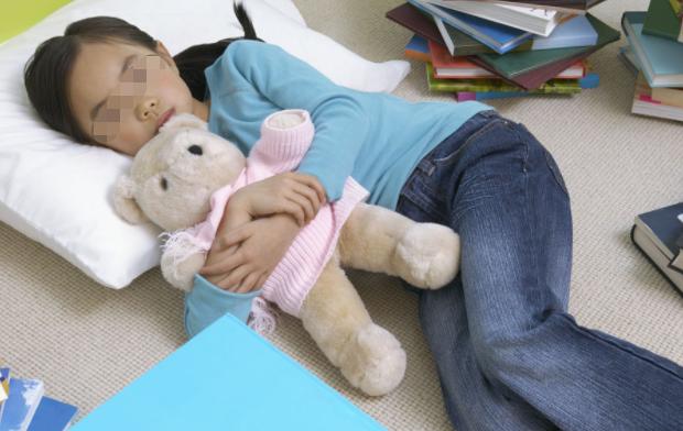 睡觉夹腿被妈妈训斥，女孩夹腿是为什么？家有女儿的要了解