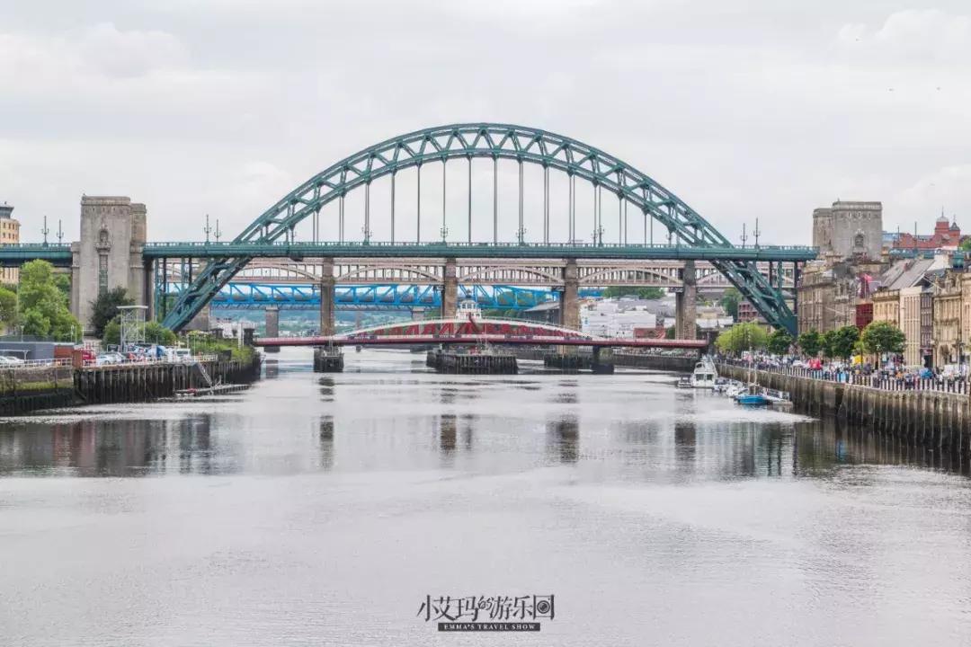 纽卡斯尔,店主为我弹奏了一把十万元的吉他