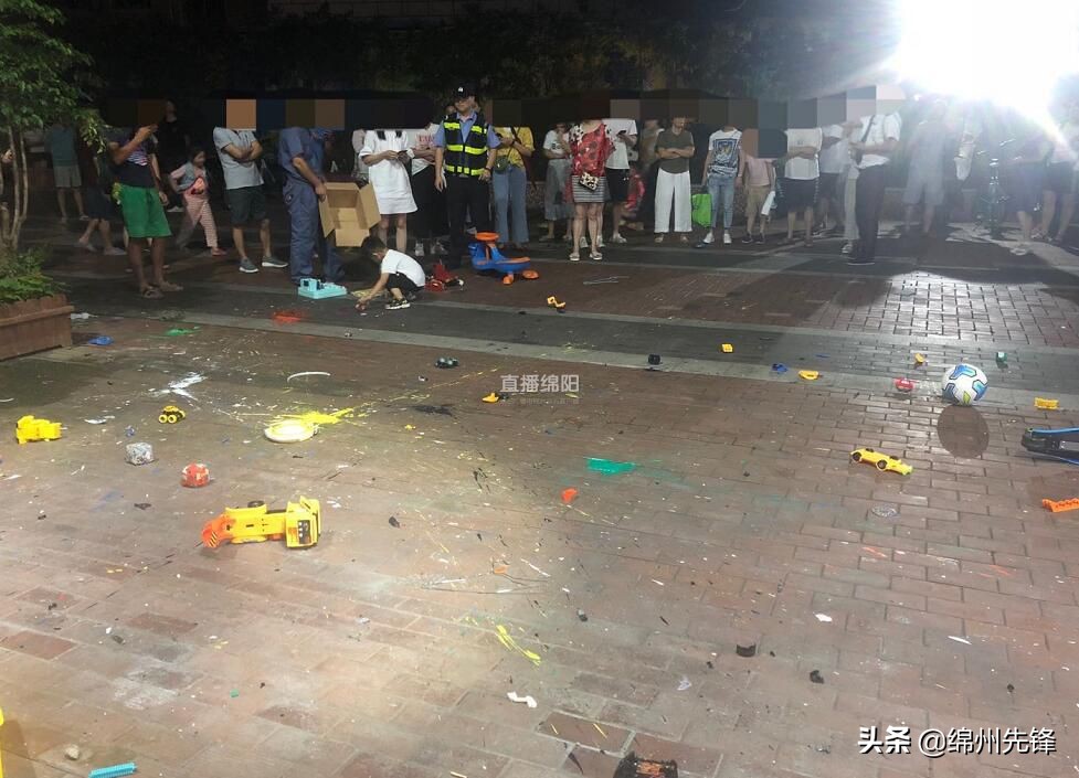 惊险小孩从六楼坠落,惊险22层高楼扔下儿童自行车