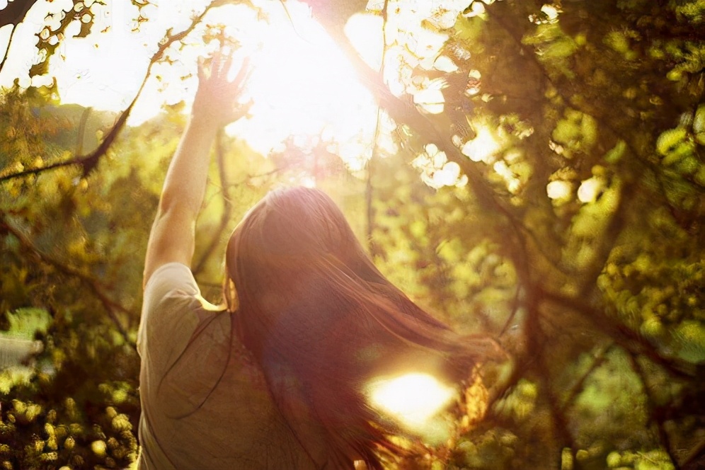 越是爱你越心痛原唱,越是爱一个人越会感到心痛