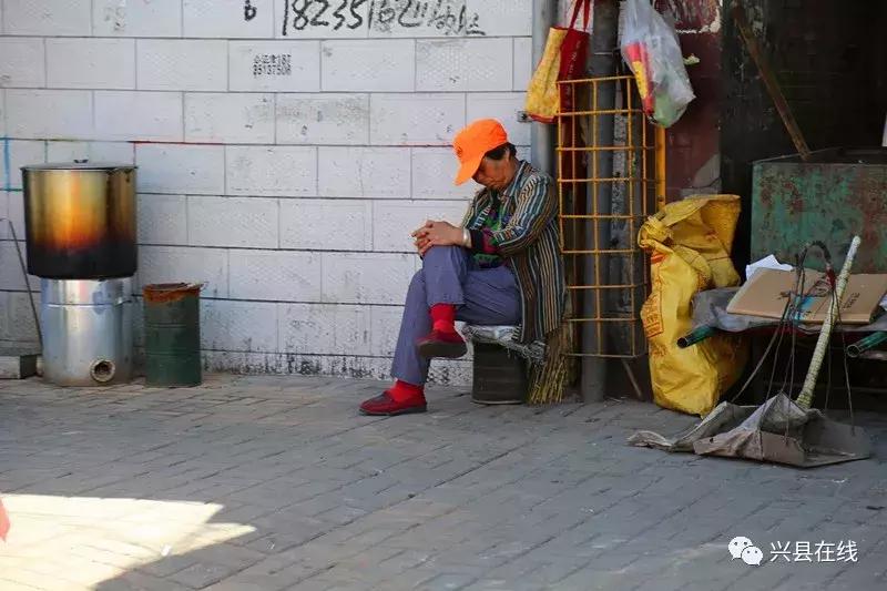 【*今条头日**】兴县街头大中午一点多拍到的一幕，辛酸，想哭！