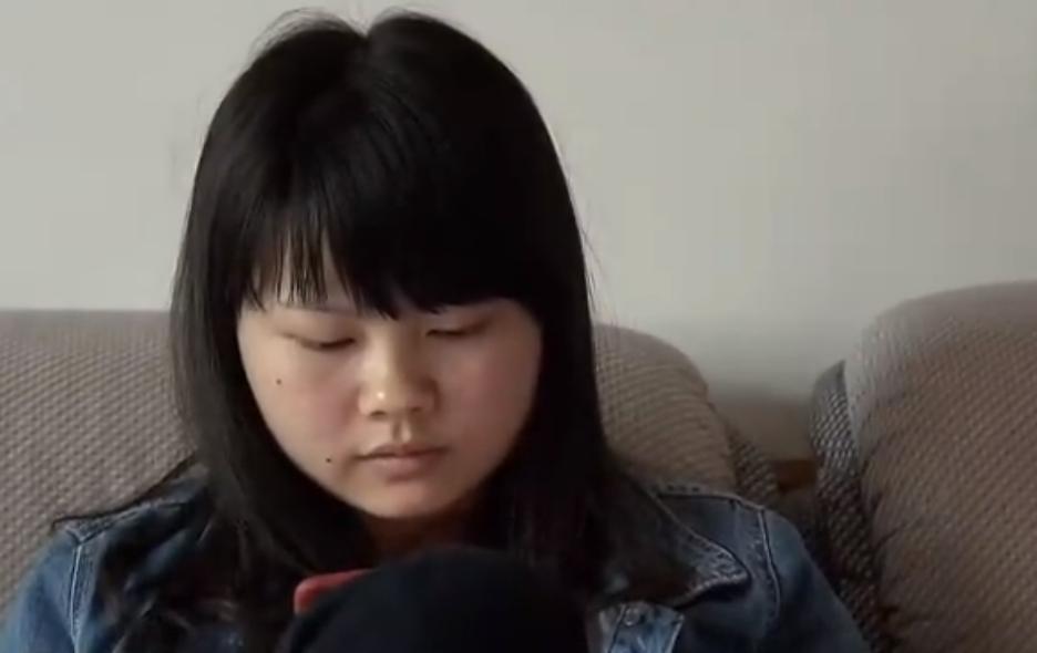 女儿结婚大摆宴席,亲生父亲却不知情,干妈成了主持人