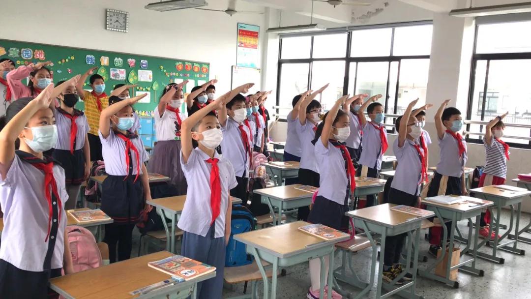 今天又有一批同学返校，来看师生们的自拍留念