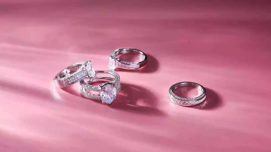 网上买的手链断在实体店修要钱吗,金手链断了维修怎么收费