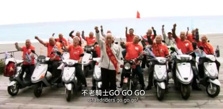 摆摊女孩月入9w,女孩摆摊赚9000元