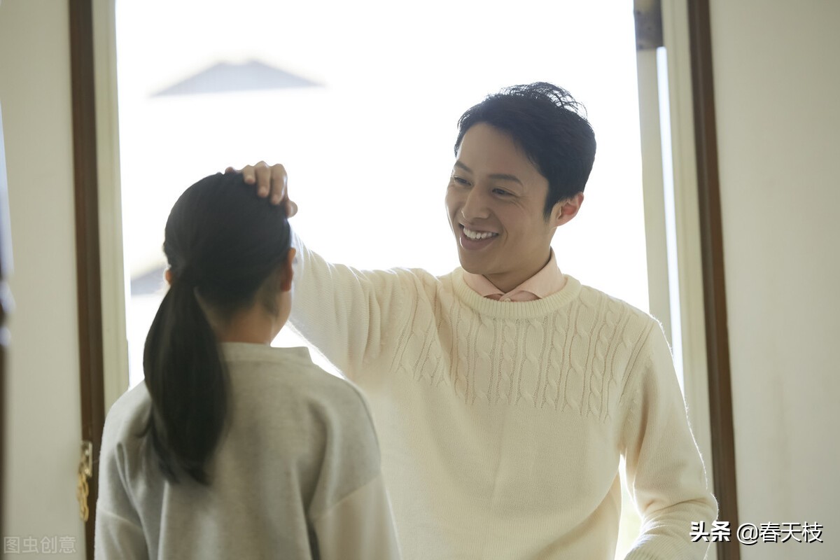 美女艳丽吸睛，帅哥爱慕生情，鼓起勇气撩“拐”，欲试一回桃花运