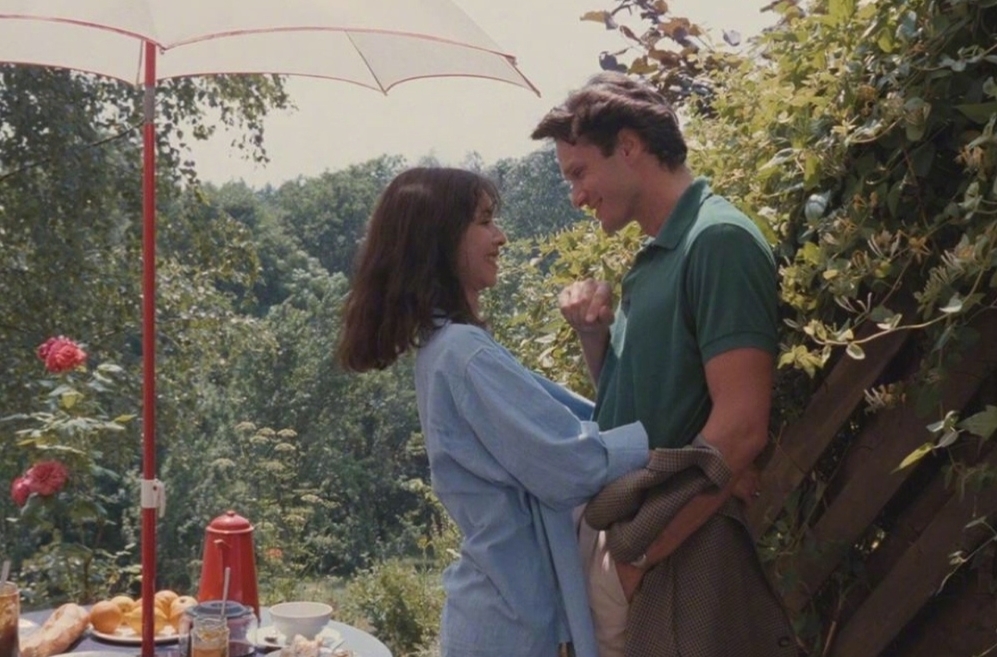 在候麦电影中寻找夏天，豆沙色上衣清纯减龄，值得借鉴