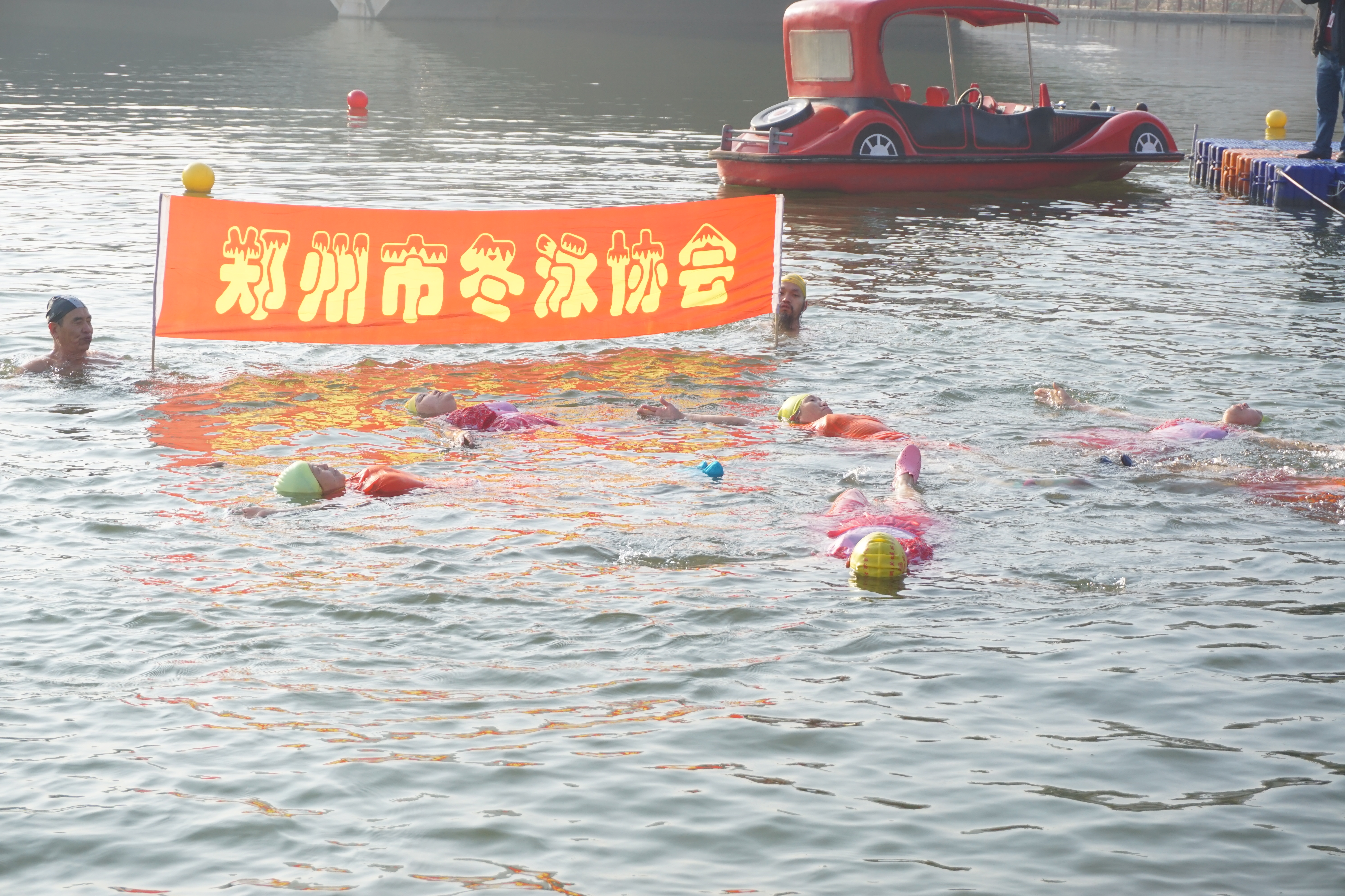 河南省冬泳健儿齐聚洞林湖湿地公园激情燃爆寒冬