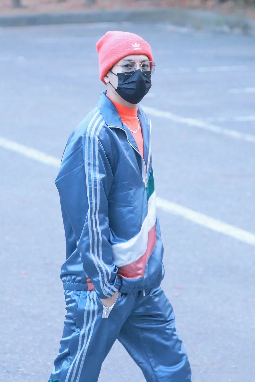 衣品超级好的男明星,王嘉尔穿的蔡徐坤同款衣服