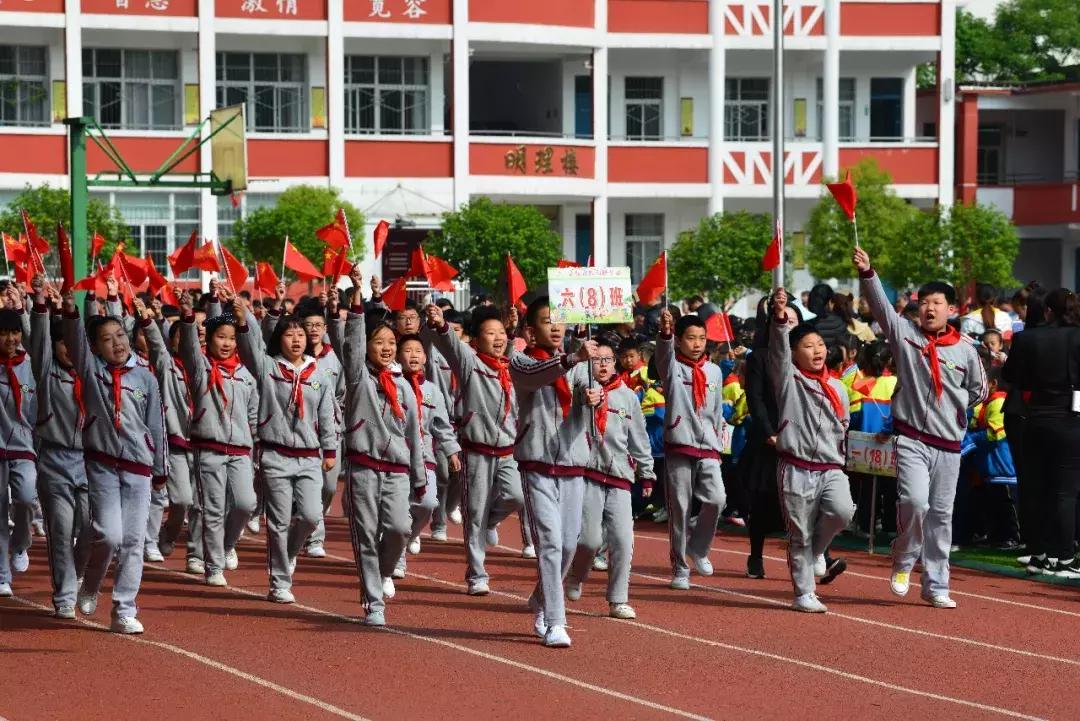 绿茵草地挥斥方遒阳光体育梦圆今朝