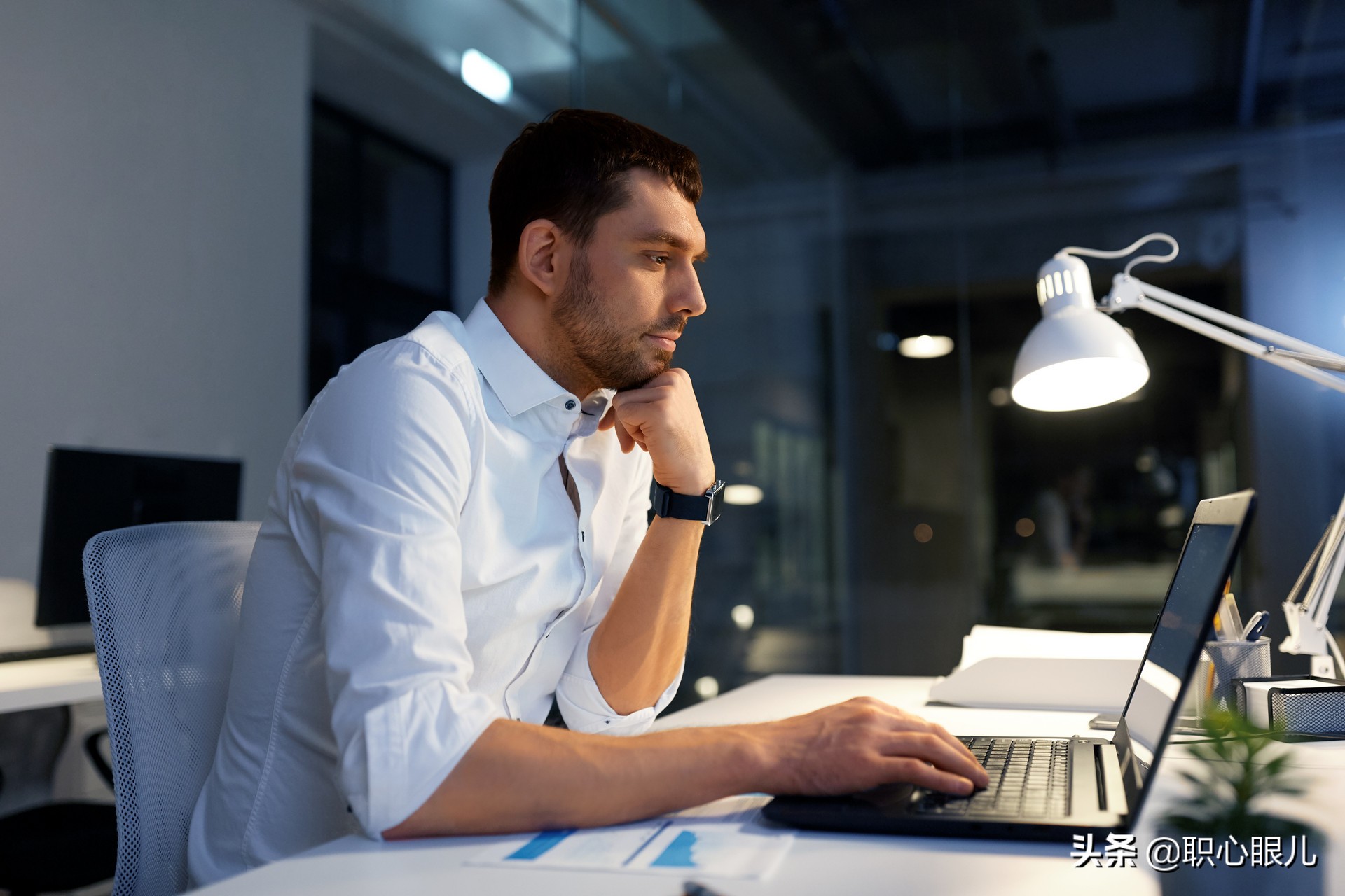 股神巴菲特永远记住第一句话,股神巴菲特给年轻人的建议