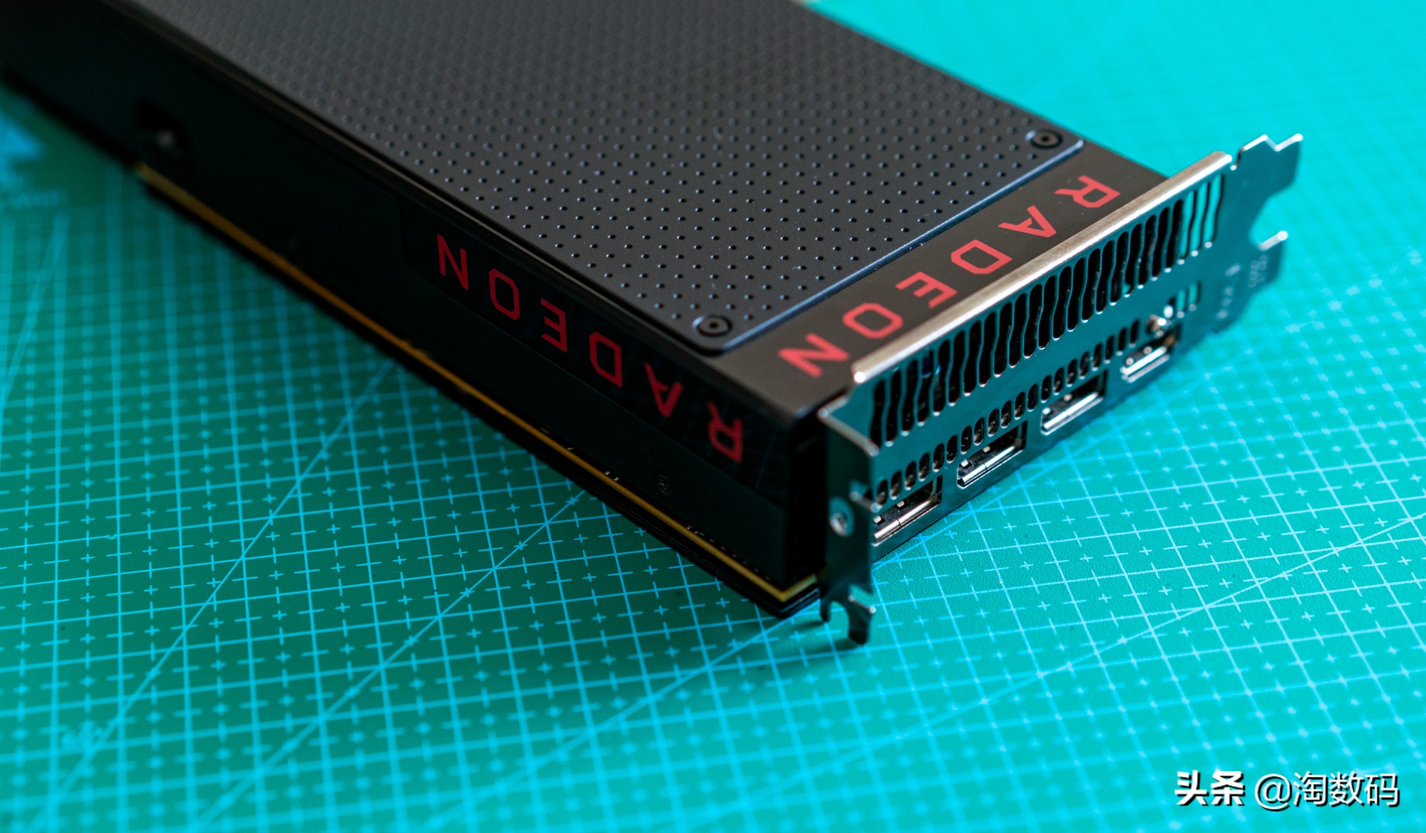 89°C警告：高温燥热一脉相承的AMD涡*公轮**版RX4808GB显示卡