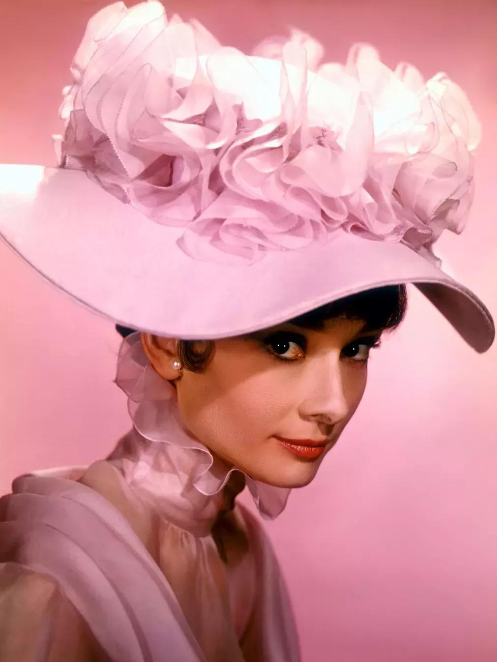 从全世界最会戴帽子的女人身上,学习一点「帽子戏法」