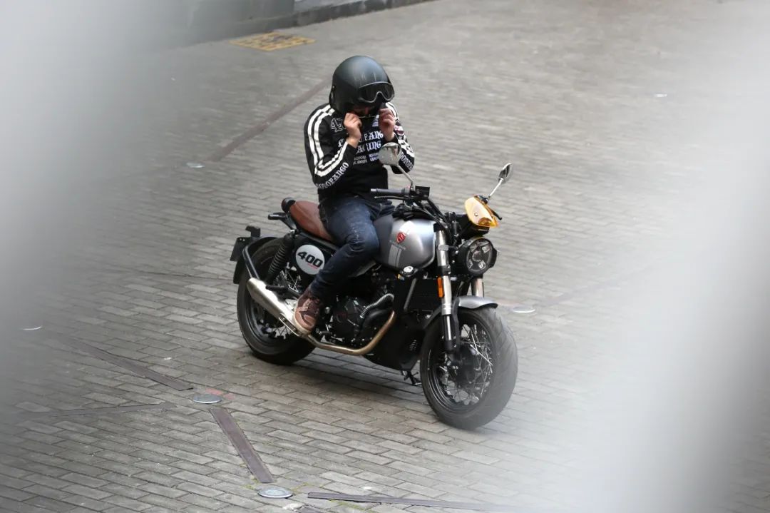 中量级双缸复古赛科龙re3试驾,宗申赛科龙re3双缸400复古摩托