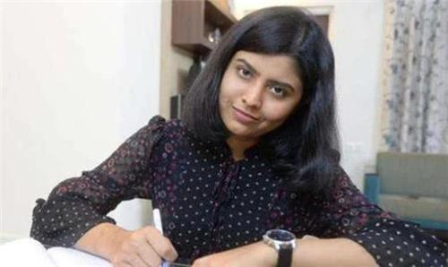 印度女孩因车祸失去双臂，谁知移植黑人手臂后，皮肤竟开始变黑