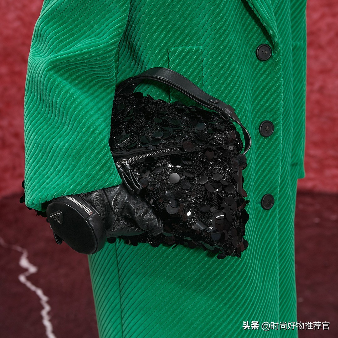 prada绗缝尼龙男士包,prada徽标印花帆布包