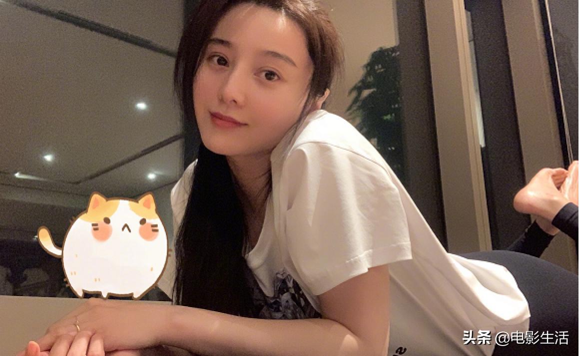 范冰冰衣着平底鞋无名指戒指抢镜,范冰冰晒自拍露出无名指戒指