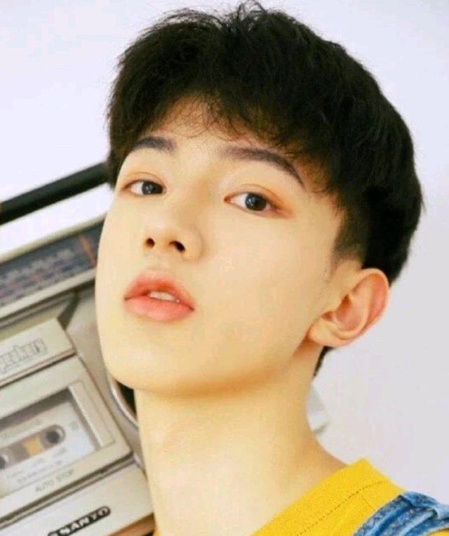 男生剪头发两侧怎么和理发师说,男生修剪头发该怎么跟理发师说