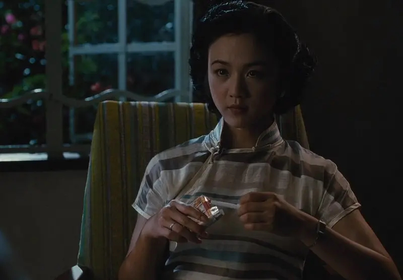 重看《色戒》，四个吸烟镜头，完美诠释出王佳芝的成长与挣扎