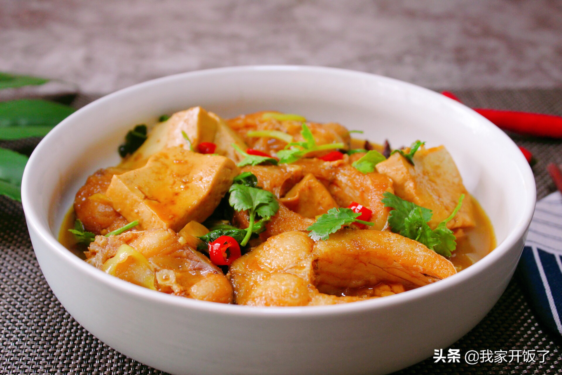 黄骨鱼炖豆腐汤汁浓郁味道鲜美,鱼炖豆腐怎么炖才能好喝