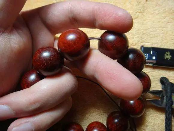 小叶紫檀单圈手串弹力绳打结方法,用弹力绳串小叶紫檀手串的教程