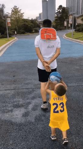 “这移动篮球架可还行？”爸爸又解锁了带娃新方式