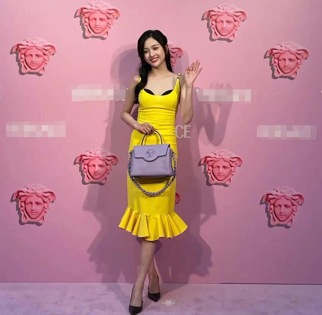 众星出席辱华品牌活动：内衣外穿被嘲雷人，宋轶短裙暴露身材缺陷