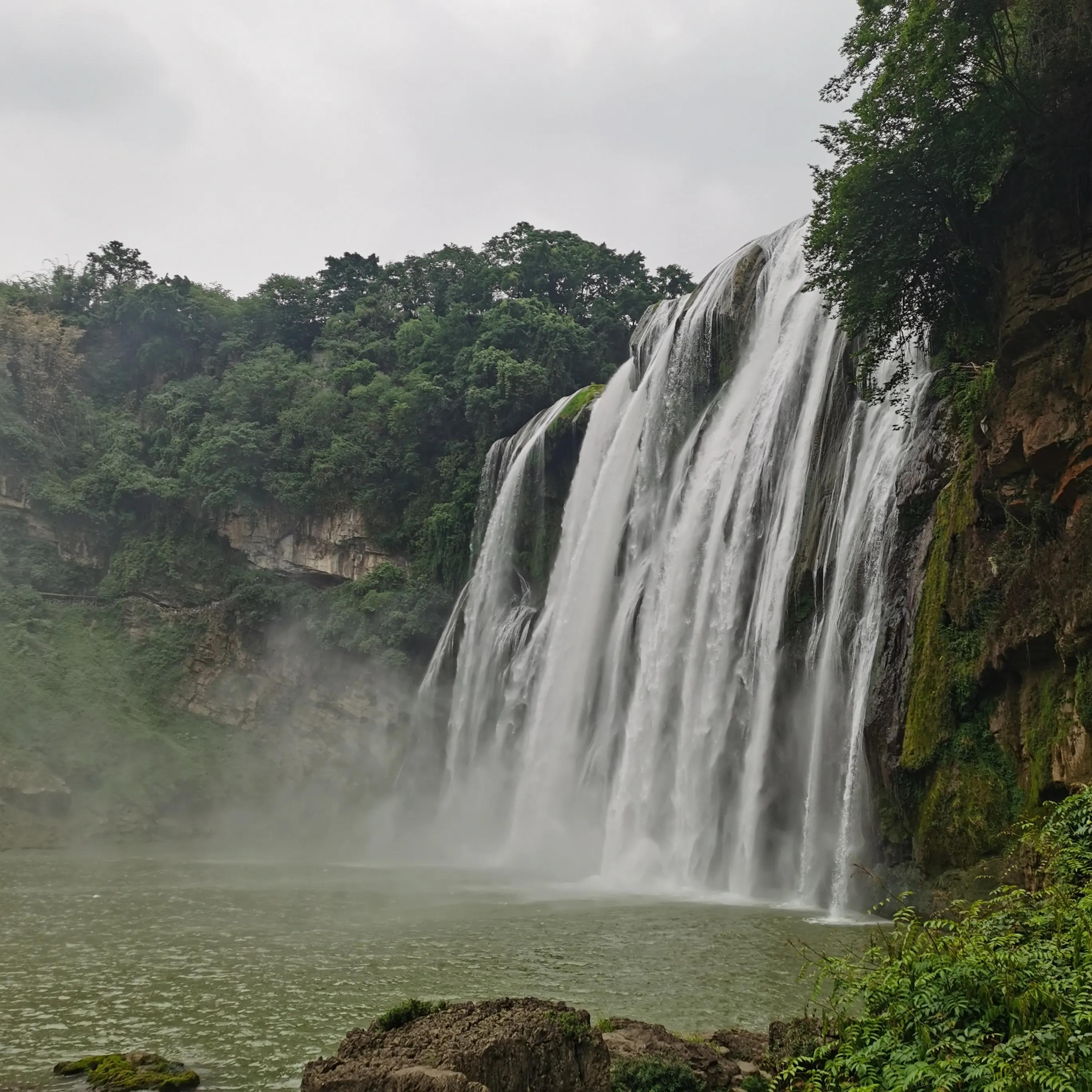 向南方和向北方,登上山顶看美景贵州黄果树瀑布