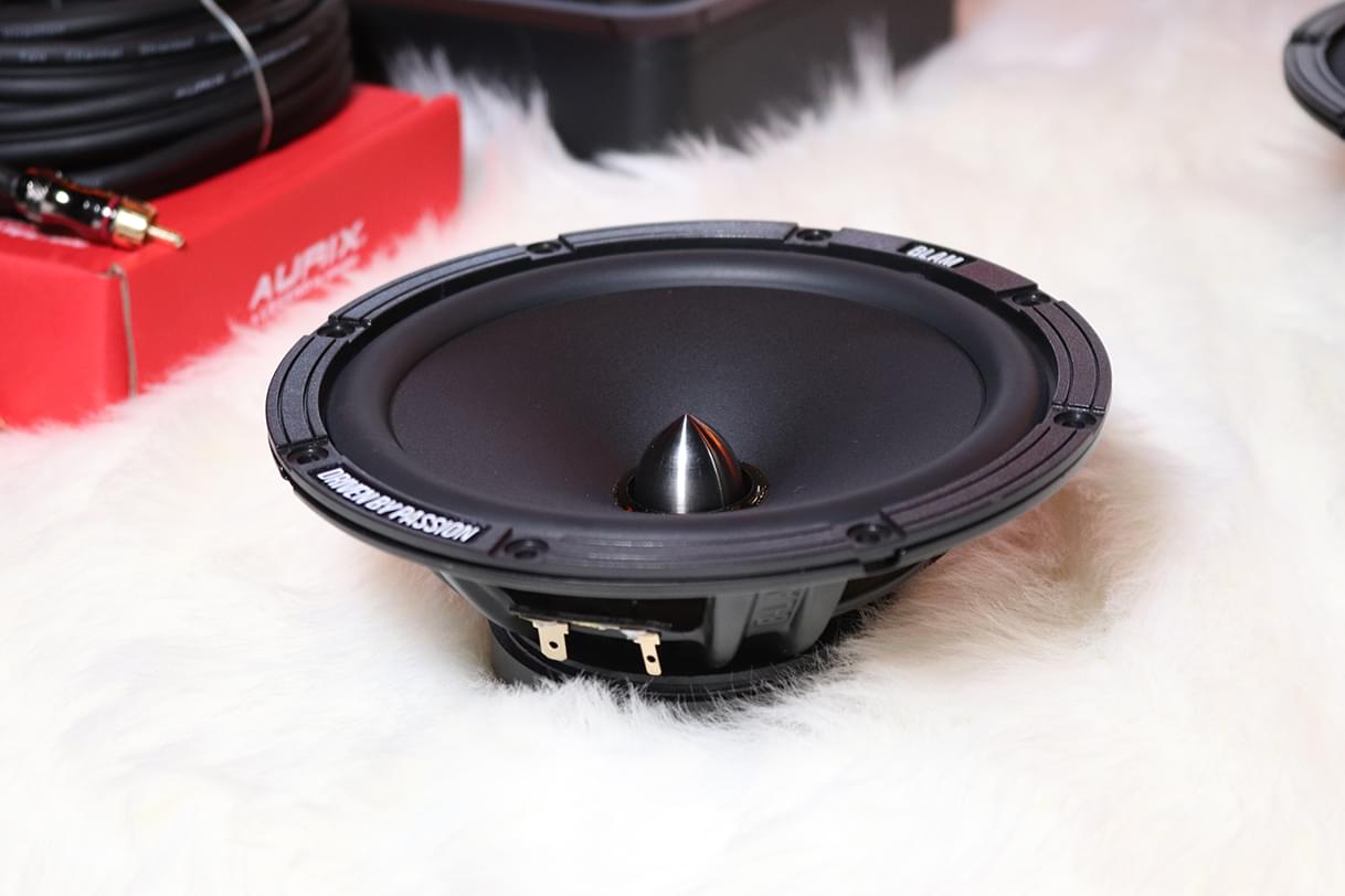 深圳汽车音响改装效果试听,深圳速腾汽车音响改装