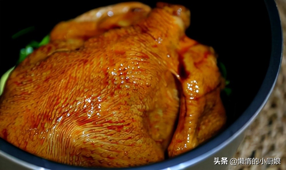 我们来看看叫花鸡的新做法,电饭煲叫花鸡做法