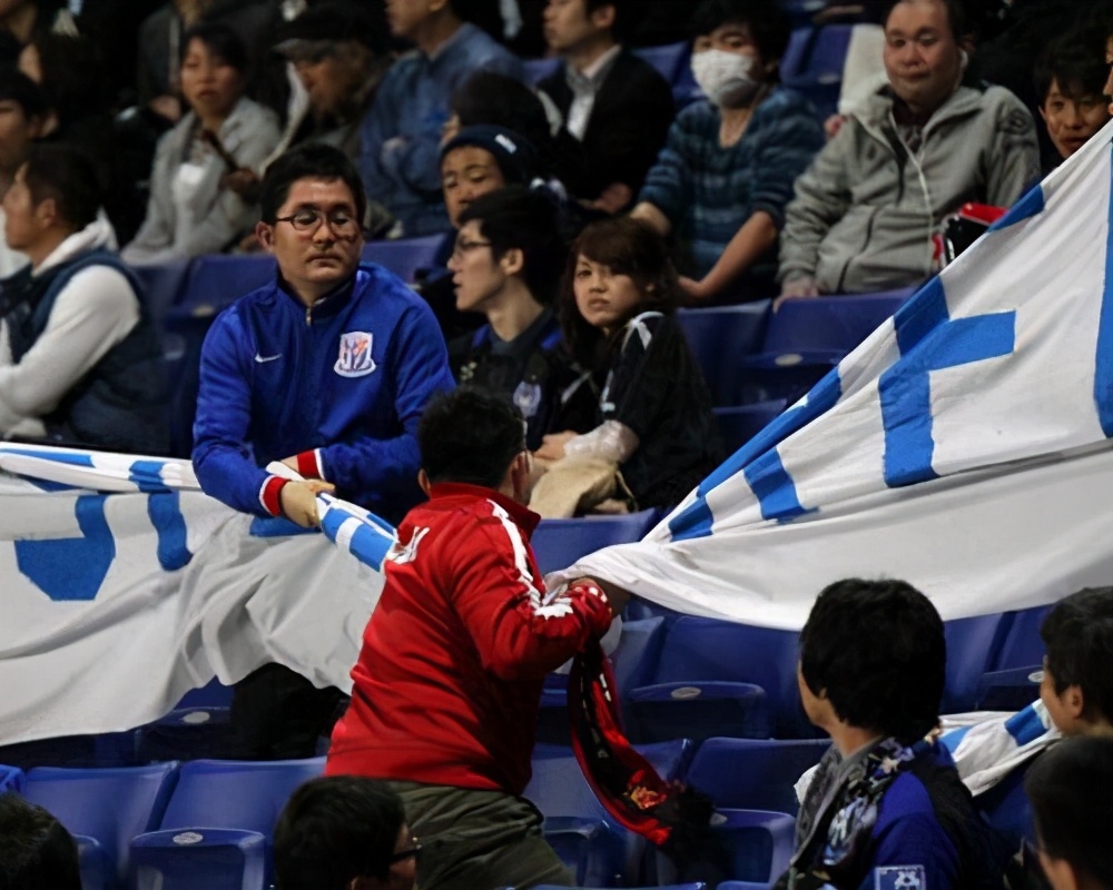 宣扬仇恨文化的沪媒呢？虹口站苏宁夺冠广告被破坏，苏球迷要追责