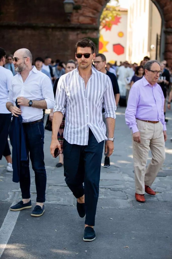 简单的衬衫穿出不同的潮流感来,衬衫怎么穿才能既时尚又舒服