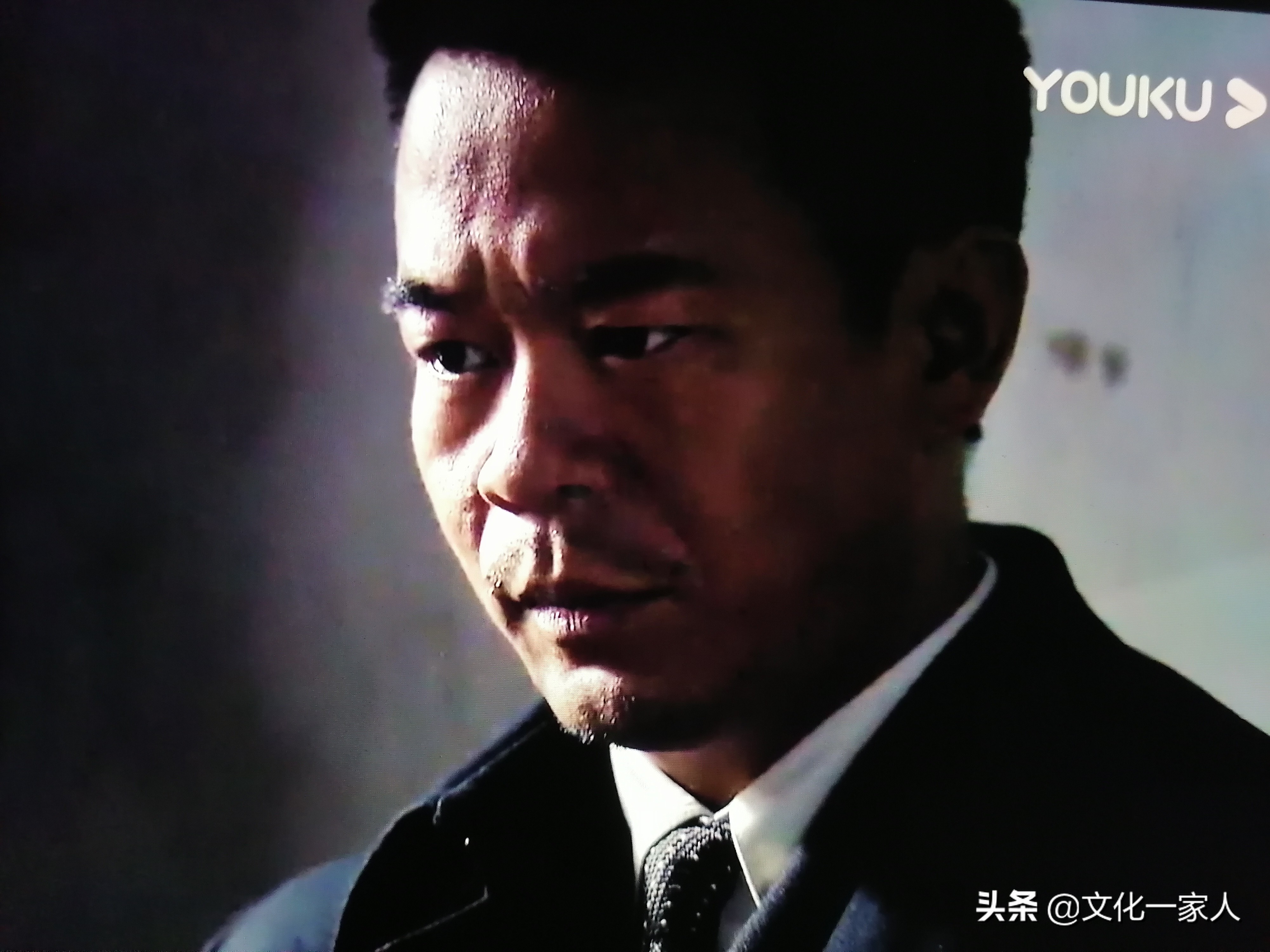 《悬崖》：一场敌中有我，我中有敌，斗智斗勇命悬一线的生死较量