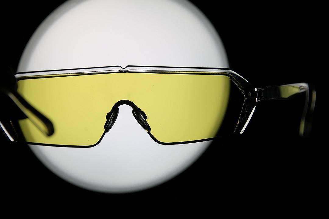 不仅解决开车人士长期困扰，它还能日夜两样感光变色