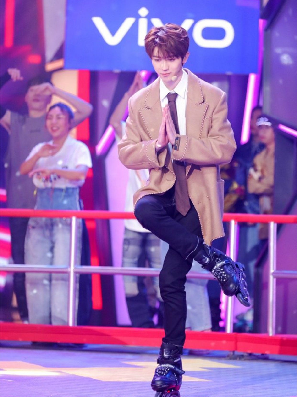 蔡徐坤黑红格子衣服金发造型照片,蔡徐坤黑红格子衣服造型照片