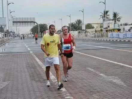 跑马拉松为什么一定要戴胸乳贴,跑马拉松时为什么要贴乳贴