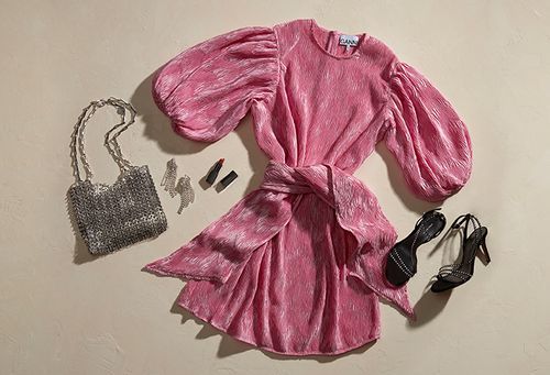 连卡佛与Labelhood限定店；奥美医疗转让东莞奥美100%股权……